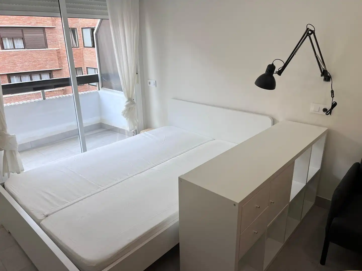 Dormitori de Estudi de lloguer en Sevilla amb Aire condicionat, Terrassa i Moblat