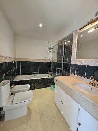 Bany de Apartament en venda en Sotogrande amb Aire condicionat, Calefacció i Terrassa