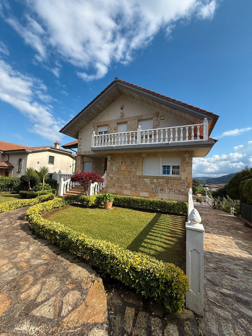Vista exterior de Casa o xalet en venda en Arnuero amb Calefacció, Jardí privat i Terrassa