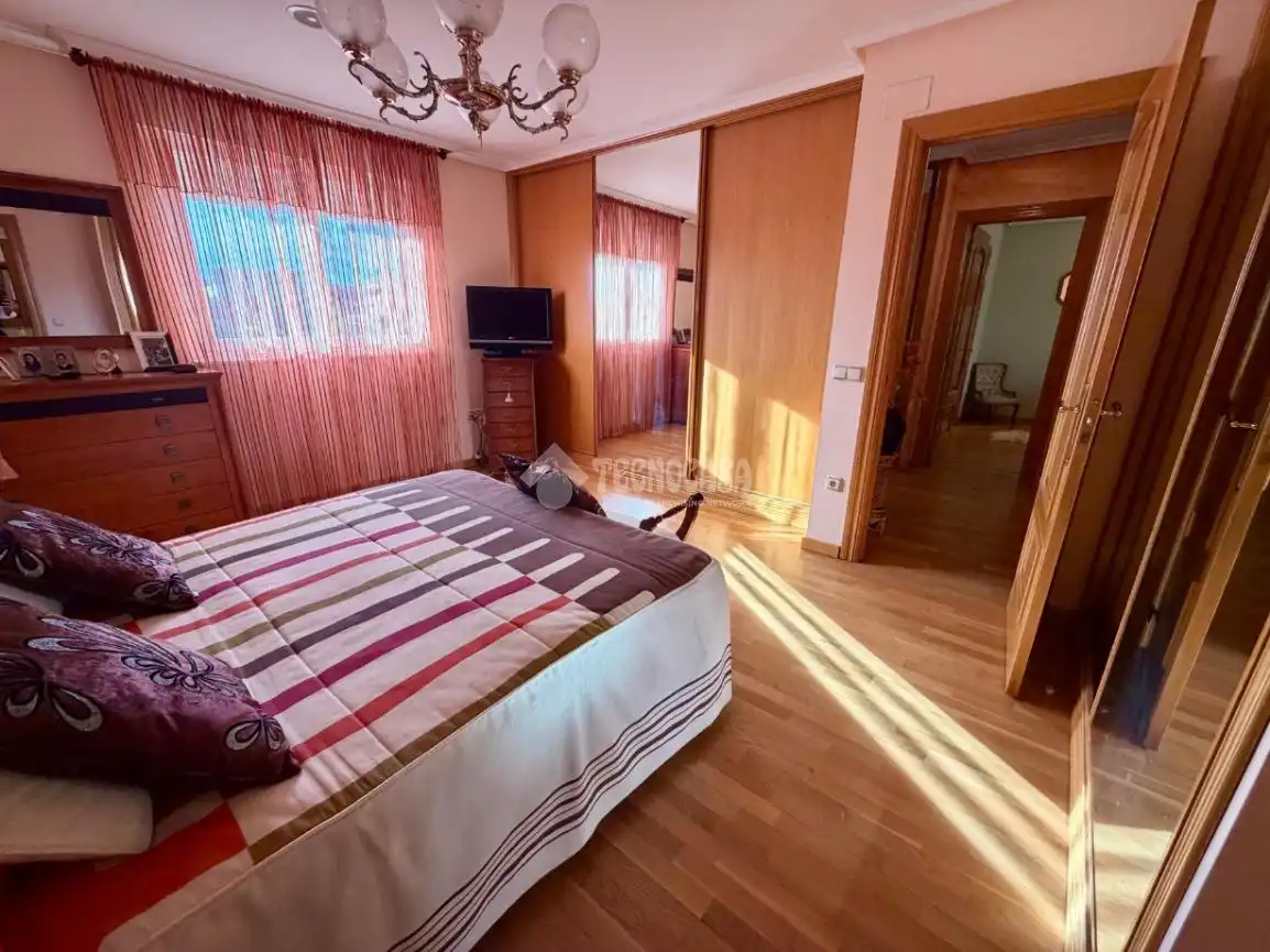 Dormitori de Casa adosada en venda en León Capital  amb Aire condicionat, Calefacció i Terrassa