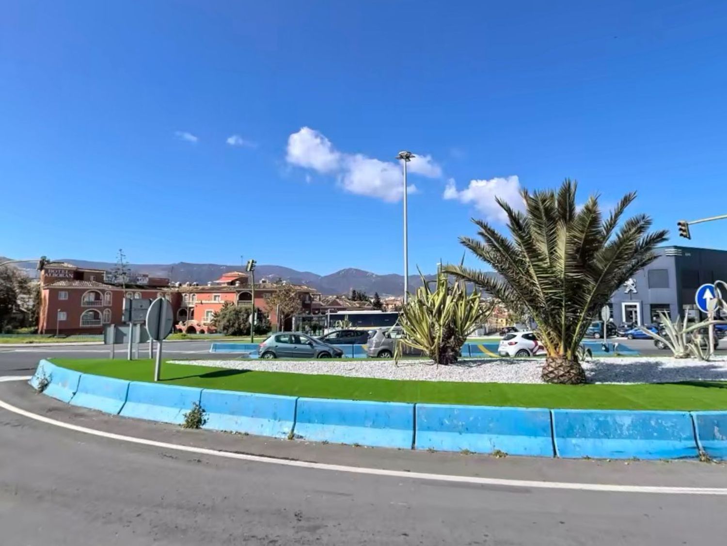 Vista exterior de Casa o xalet en venda en Algeciras amb Terrassa i Piscina comunitària