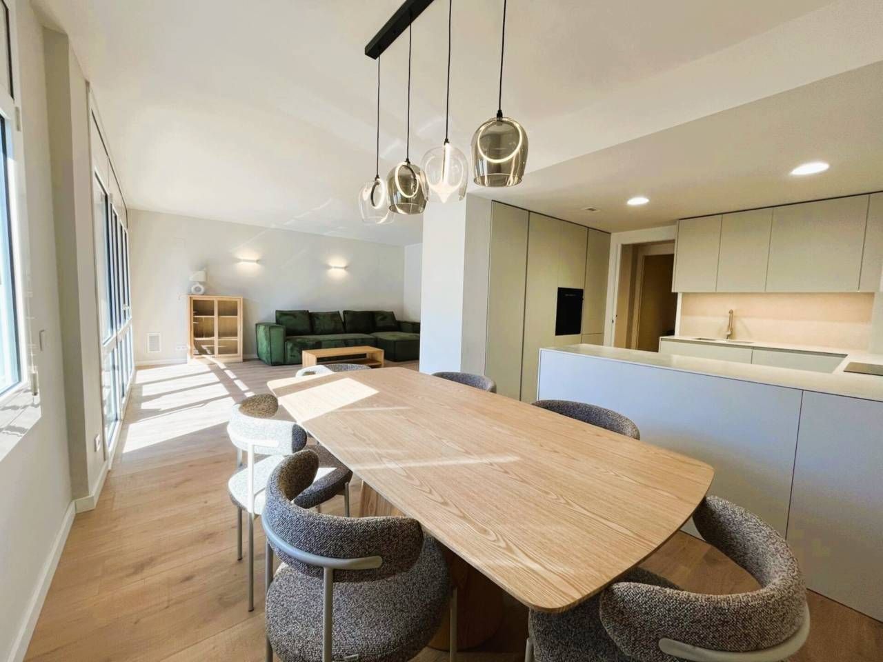 Menjador de Pis de lloguer en Girona Capital amb Aire condicionat, Parquet i Terrassa