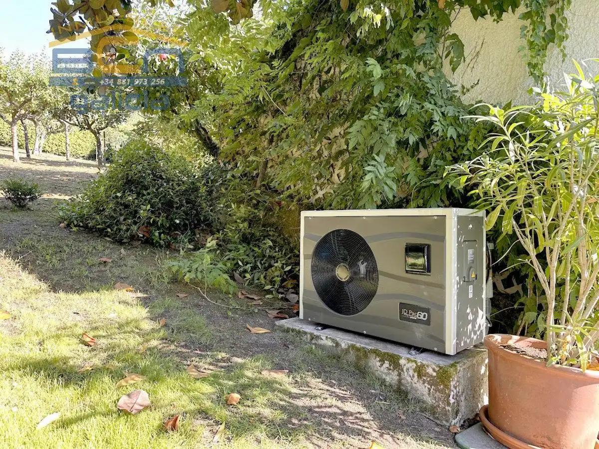 Jardí de Casa o xalet en venda en Santiago de Compostela  amb Calefacció, Jardí privat i Piscina