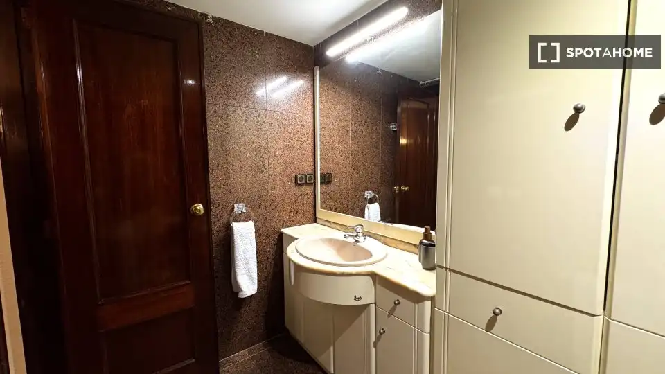 Bathroom of Flat for rent in Valencia  with Air Conditioner, Heating and Furnished