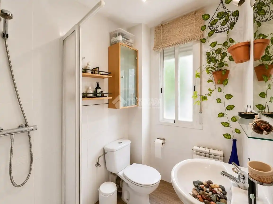 Badezimmer von Wohnung zum Verkauf in Madrid mit Klimaanlage und Heizung