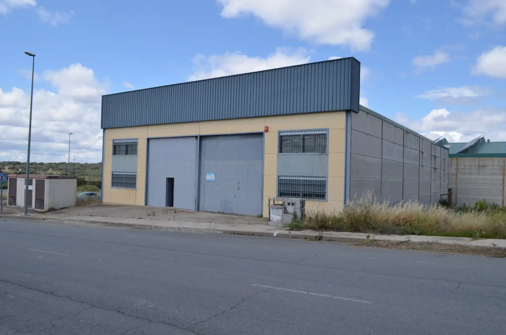 Außenansicht von Fabrikhallen zum Verkauf in Malpartida de Plasencia