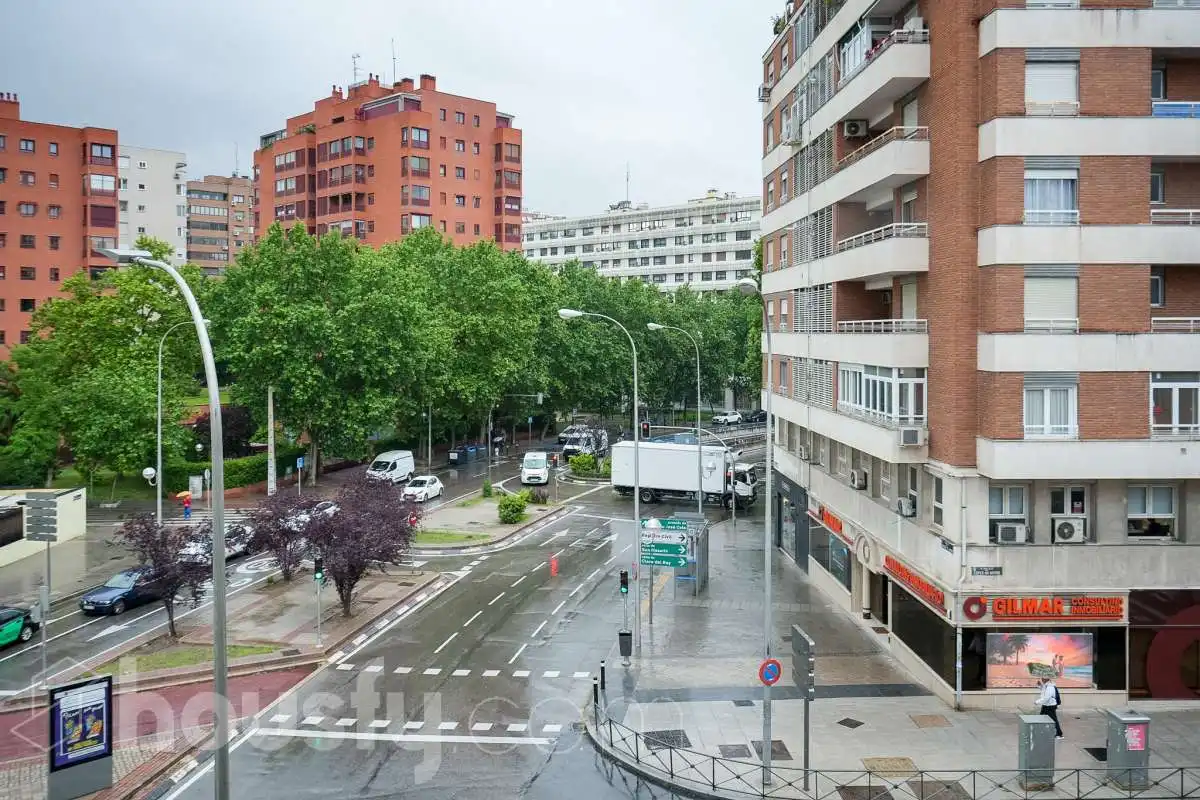 Vista exterior de Pis en venda en Madrid amb Calefacció, Parquet i Terrassa