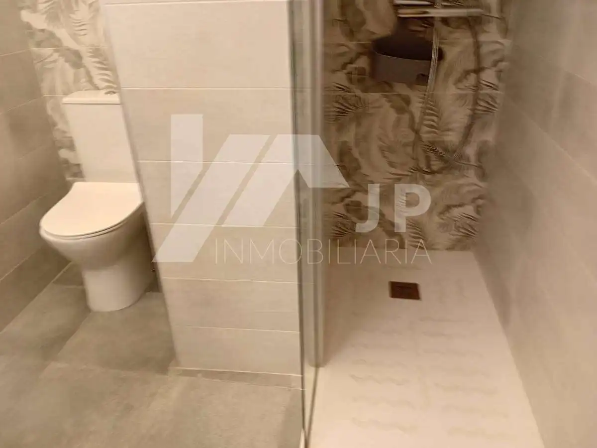 Bathroom of Flat for rent in Granada  with Air Conditioner, Heating and Parquet flooring