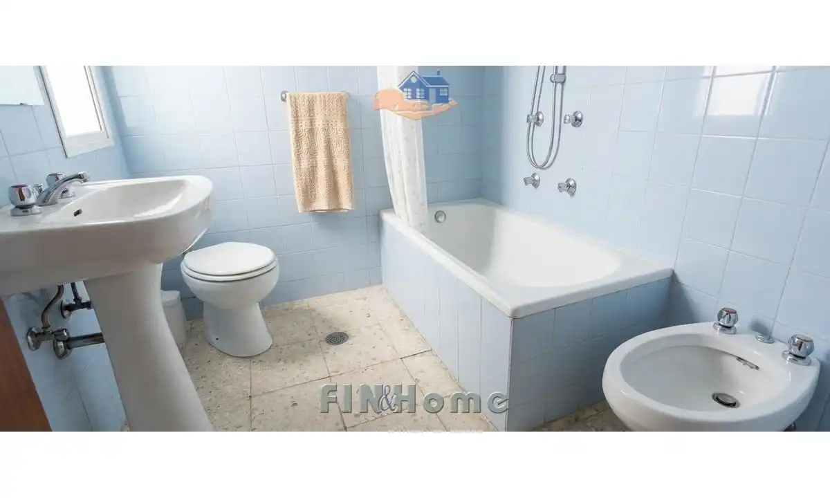 Bathroom of Flat for sale in Sevilla  with Air Conditioner, Terrace and Furnished