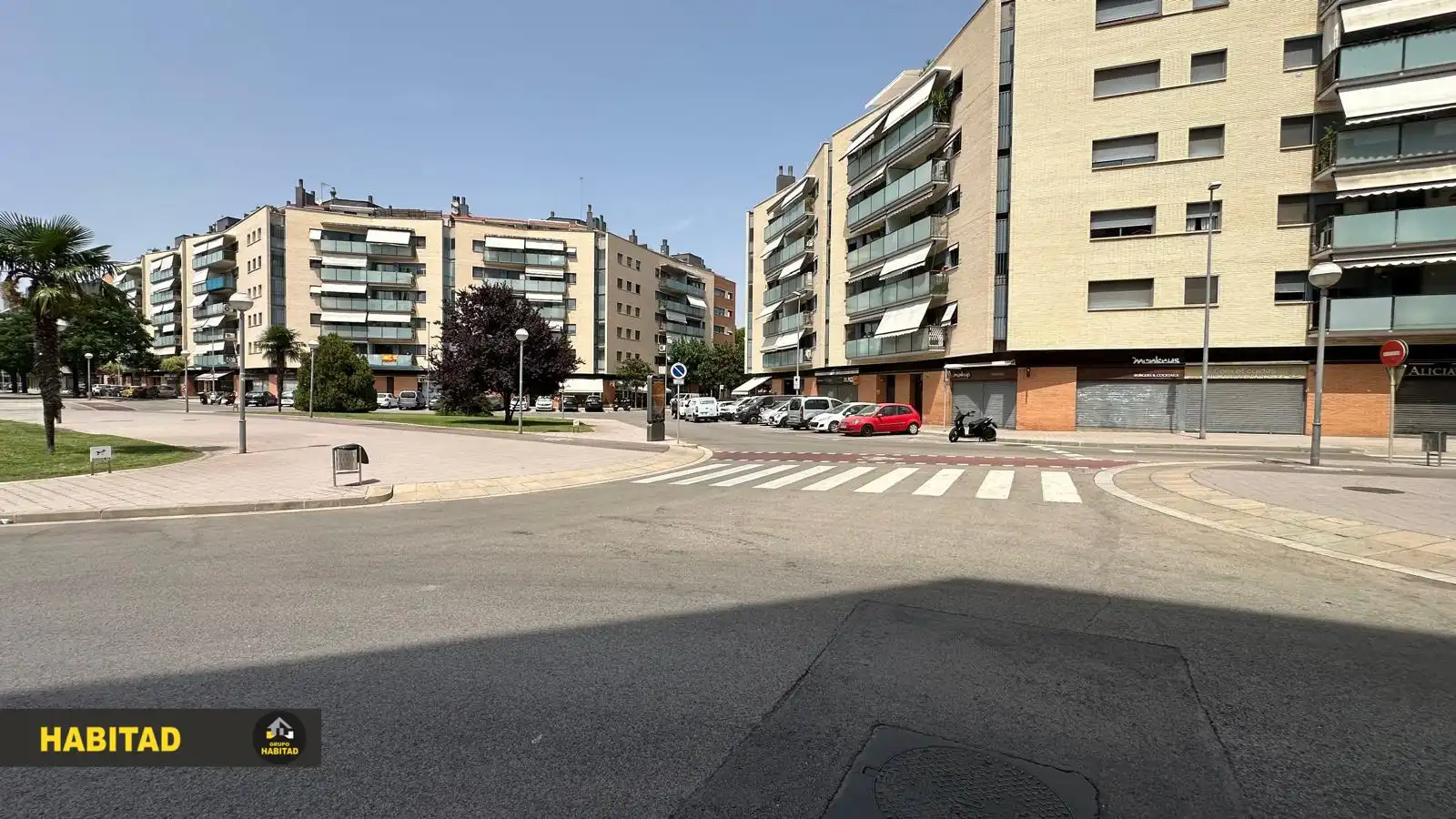 Vista exterior de Local en venda en Sant Joan Despí amb Aire condicionat, Calefacció i Parquet