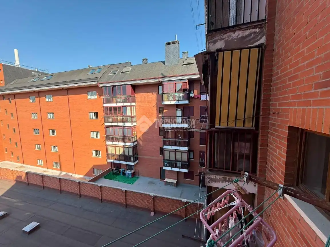 Vista exterior de Pis en venda en León Capital  amb Calefacció, Parquet i Terrassa
