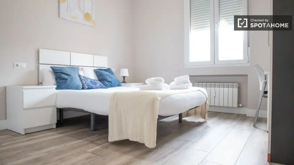 Bedroom of Flat for rent in Madrid  with Air Conditioner, Heating and Furnished