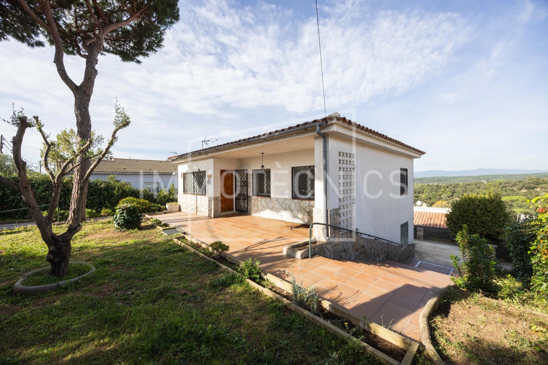 Vista exterior de Casa o xalet en venda en Tordera amb Calefacció, Jardí privat i Parquet