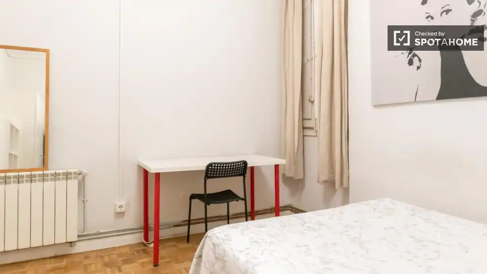 Bedroom of Flat for rent in Madrid  with Air Conditioner, Heating and Furnished