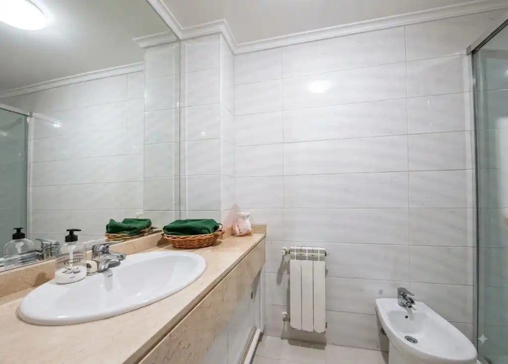 Badezimmer von Wohnung zum Verkauf in Santander mit Heizung, Privatgarten und Terrasse
