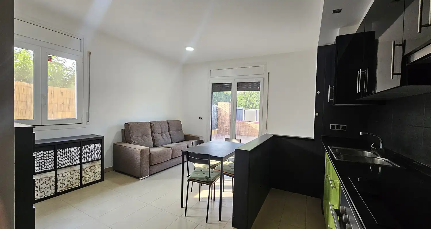 Wohnzimmer von Erdgeschoss zur Miete in Riells i Viabrea mit Klimaanlage, Heizung und Terrasse