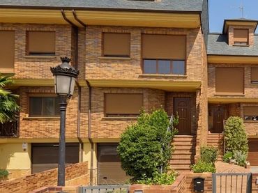 Casa aparellada amb jardí en venda a Cuatro Vientos