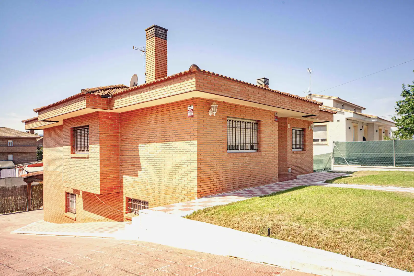 Vista exterior de Casa o xalet en venda en Sevilla la Nueva amb Aire condicionat, Calefacció i Jardí privat