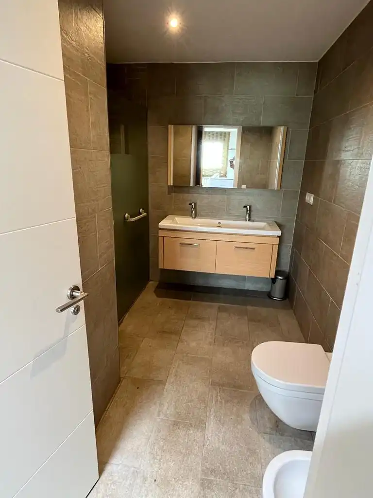 Baño de Casa adosada en venta en Mataró con Aire acondicionado, Calefacción y Jardín privado