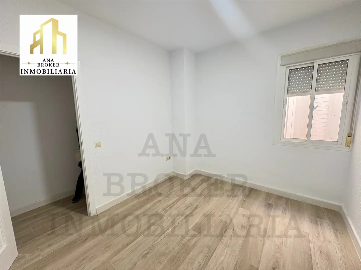 Dormitori de Apartament en venda en Ronda amb Balcó
