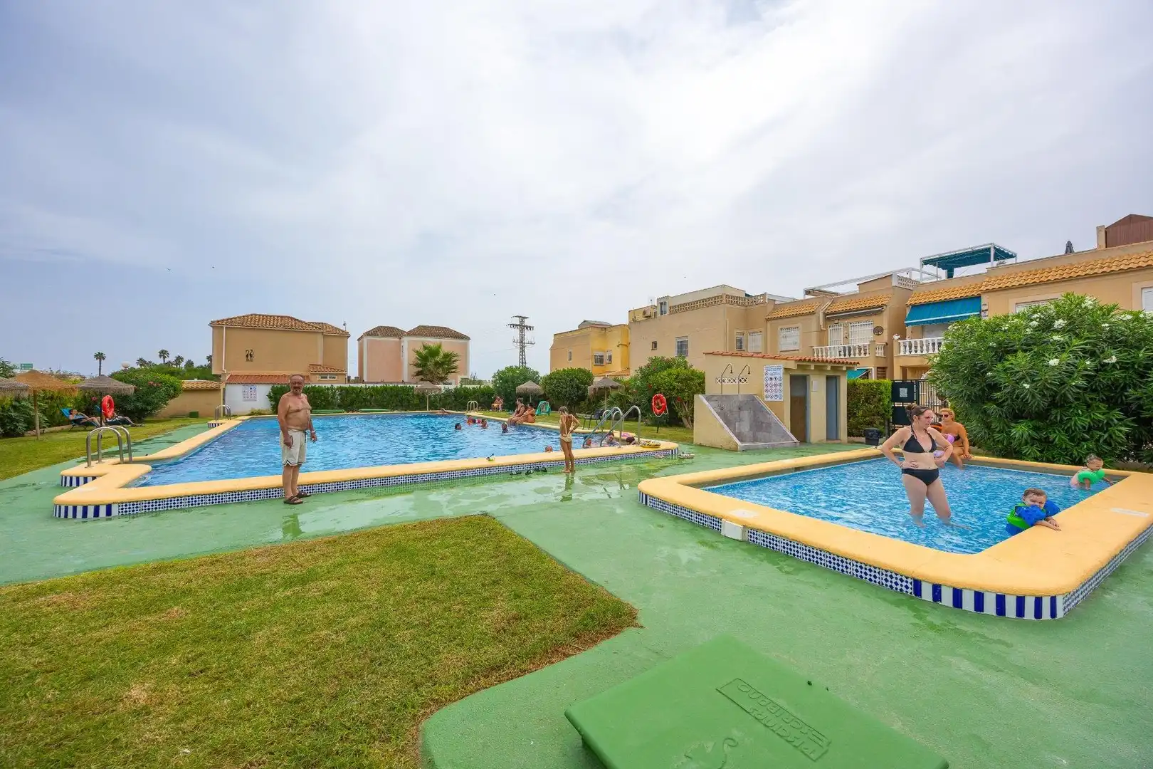 Piscina de Casa o xalet en venda en Torrevieja amb Aire condicionat, Jardí privat i Piscina