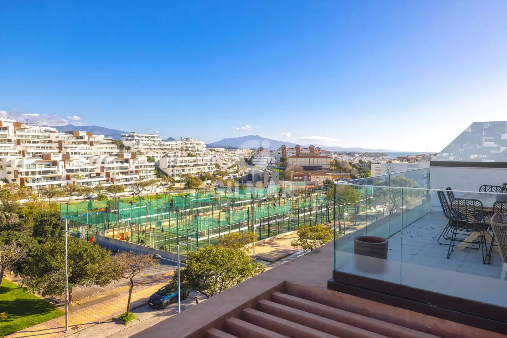 Vista exterior de Ático en venta en Estepona con Calefacción, Trastero y Piscina