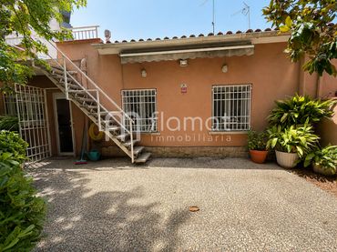 Casa amb jardí en venda a Carrer de l'Estalvi