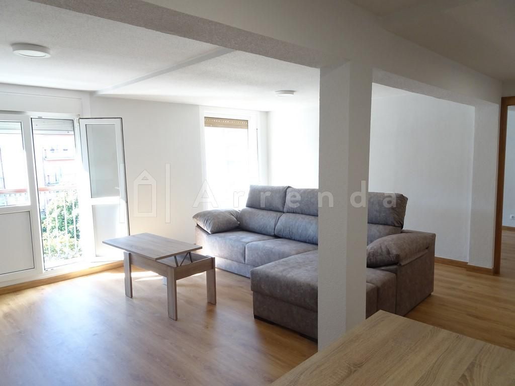 Sala d'estar de Pis de lloguer en Santander amb Moblat i Balcó
