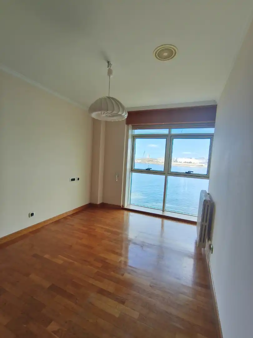 Schlafzimmer von Wohnung zur Miete in A Coruña Capital  mit Heizung, Parkett und Ofen