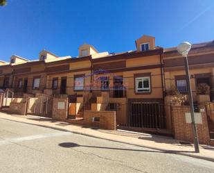 Vista exterior de Casa adosada en venda en La Guardia de Jaén amb Calefacció, Jardí privat i Terrassa