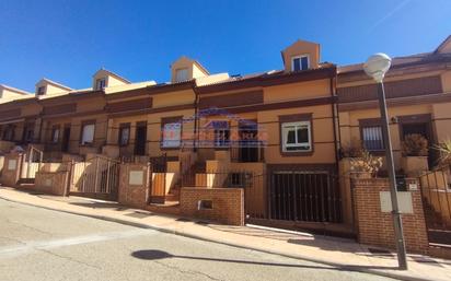 Vista exterior de Casa adosada en venda en La Guardia de Jaén amb Terrassa, Piscina i Balcó