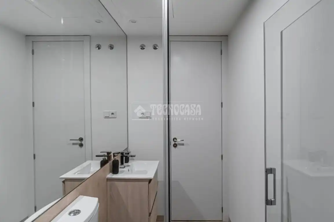 Bathroom of Study for rent in Madrid  with Air Conditioner, Heating and Terrace