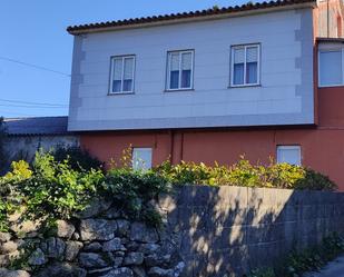 Vista exterior de Casa o xalet en venda en Vilanova de Arousa amb Jardí privat, Terrassa i Moblat