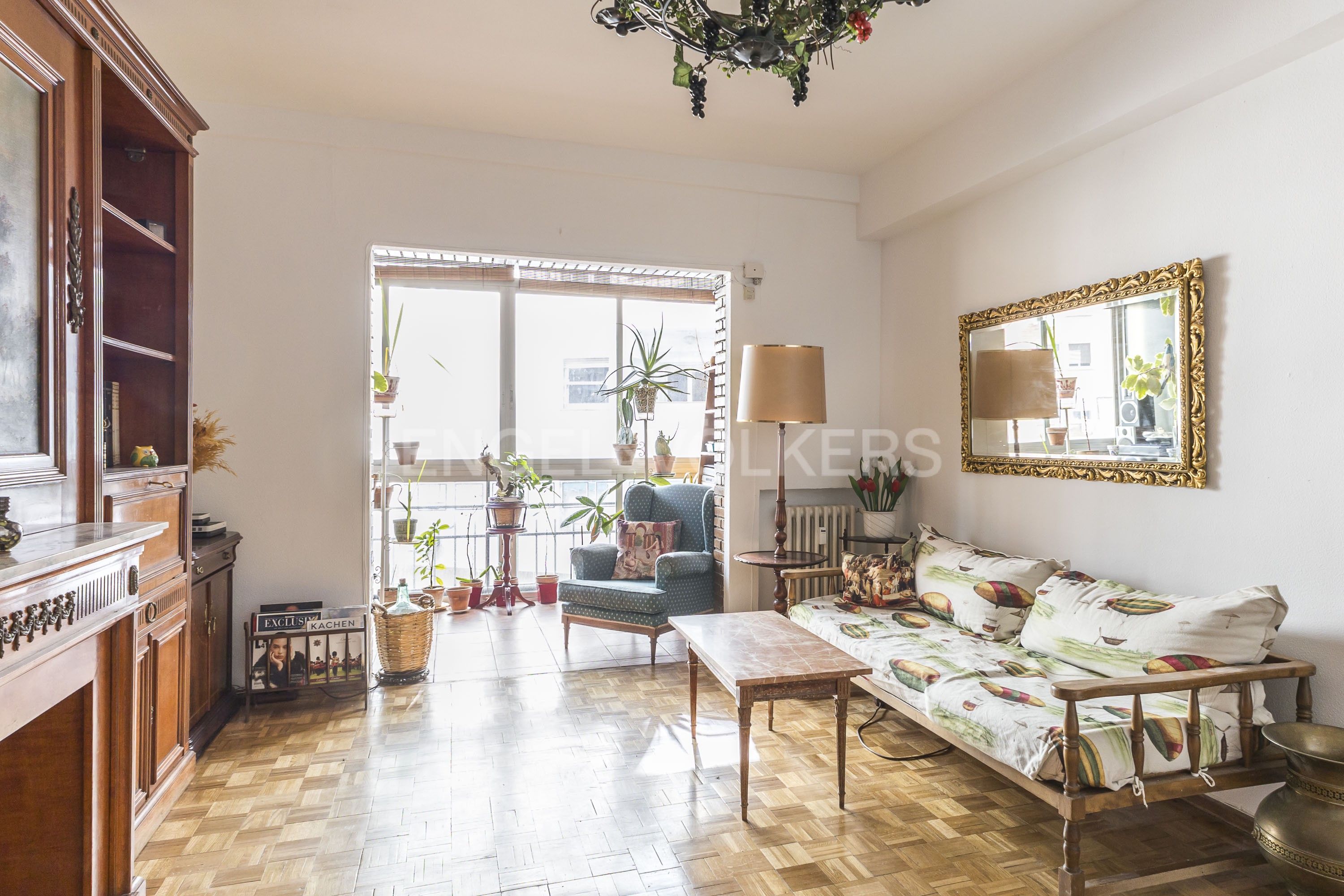 Sala d'estar de Apartament en venda en  Madrid Capital amb Aire condicionat, Calefacció i Parquet