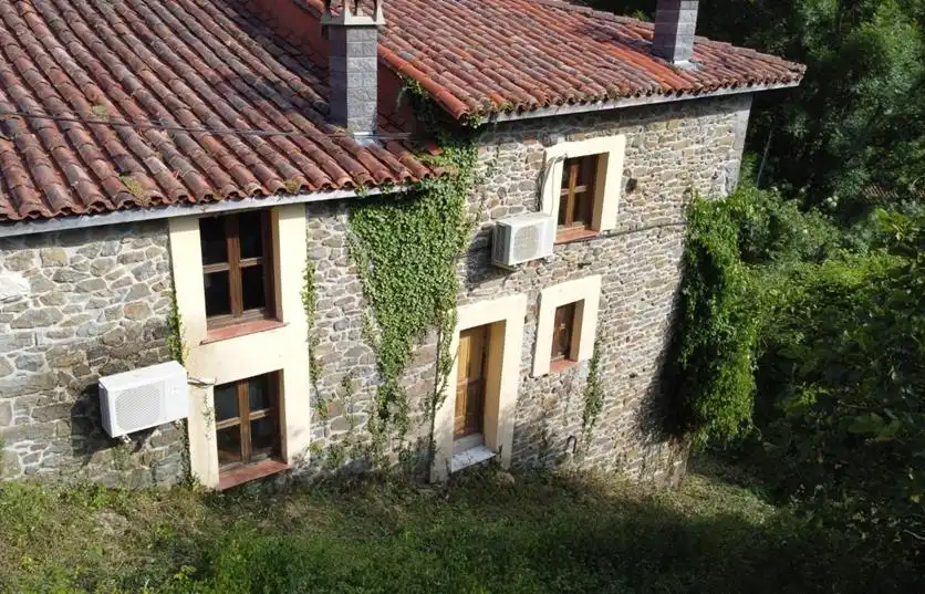 Außenansicht von Einfamilien-Reihenhaus zum Verkauf in Ponga mit Klimaanlage, Heizung und Möbliert