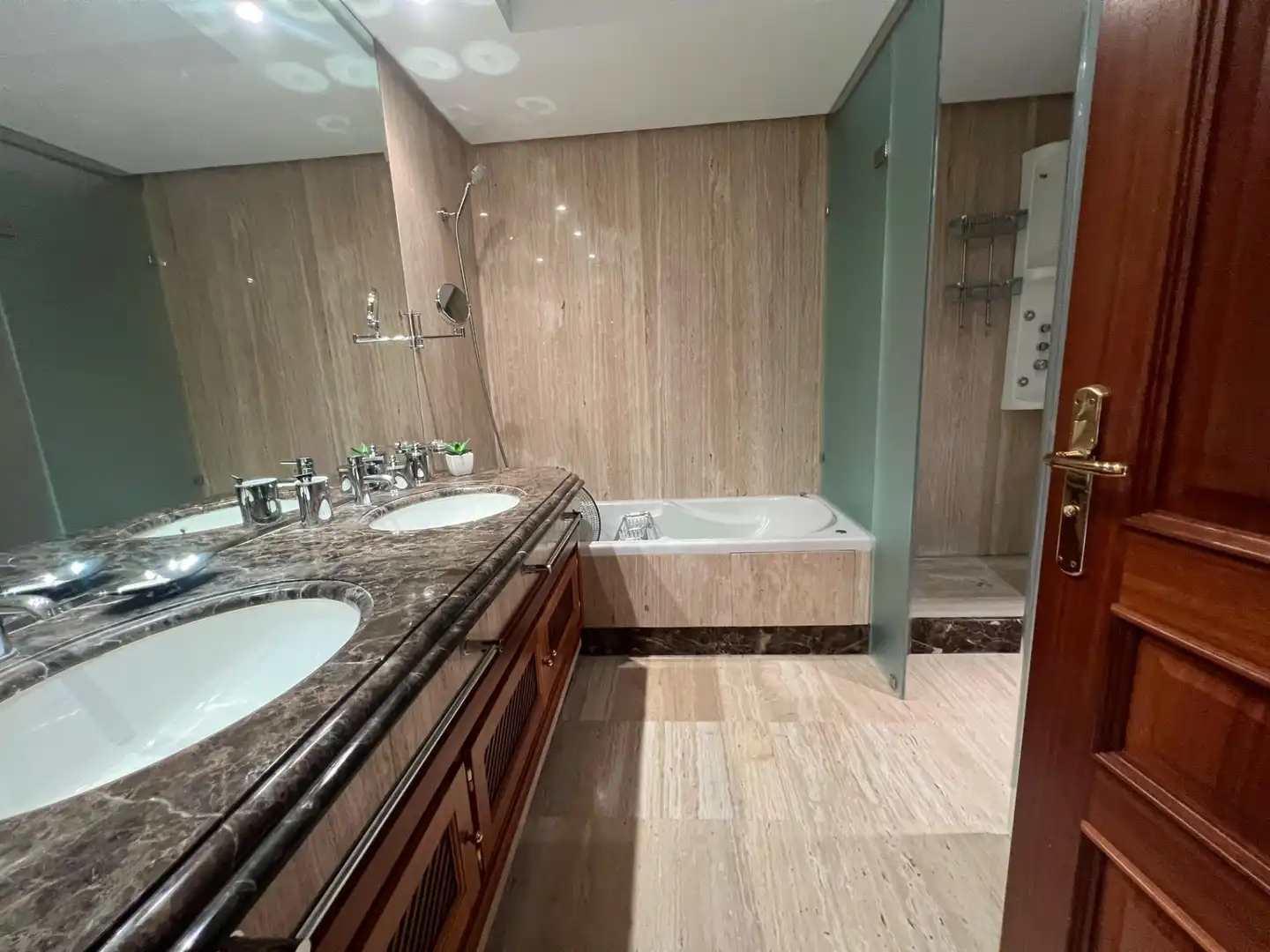 Bathroom of Flat for sale in Estepona  with Air Conditioner, Private garden and Terrace