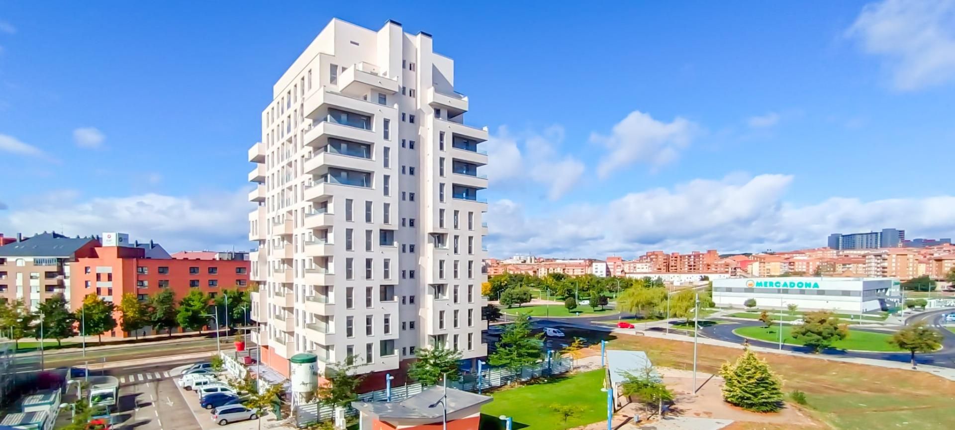 Vista exterior de Piso en venta en León Capital  con Calefacción, Terraza y Trastero