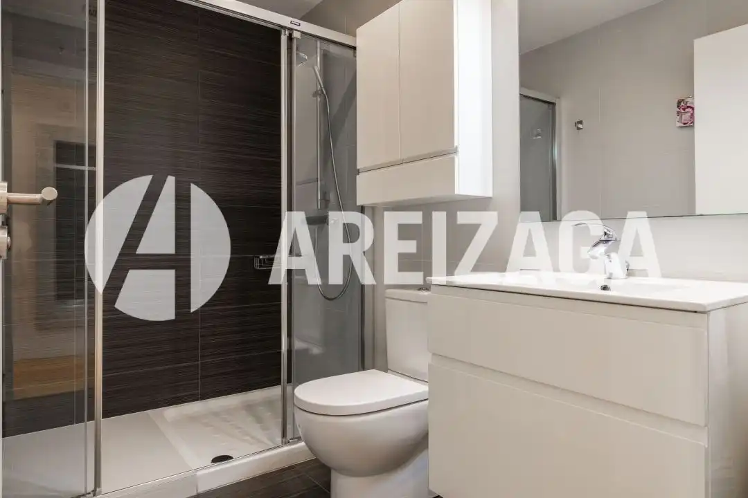 Baño de Piso en venta en Donostia - San Sebastián  con Calefacción, Terraza y Trastero