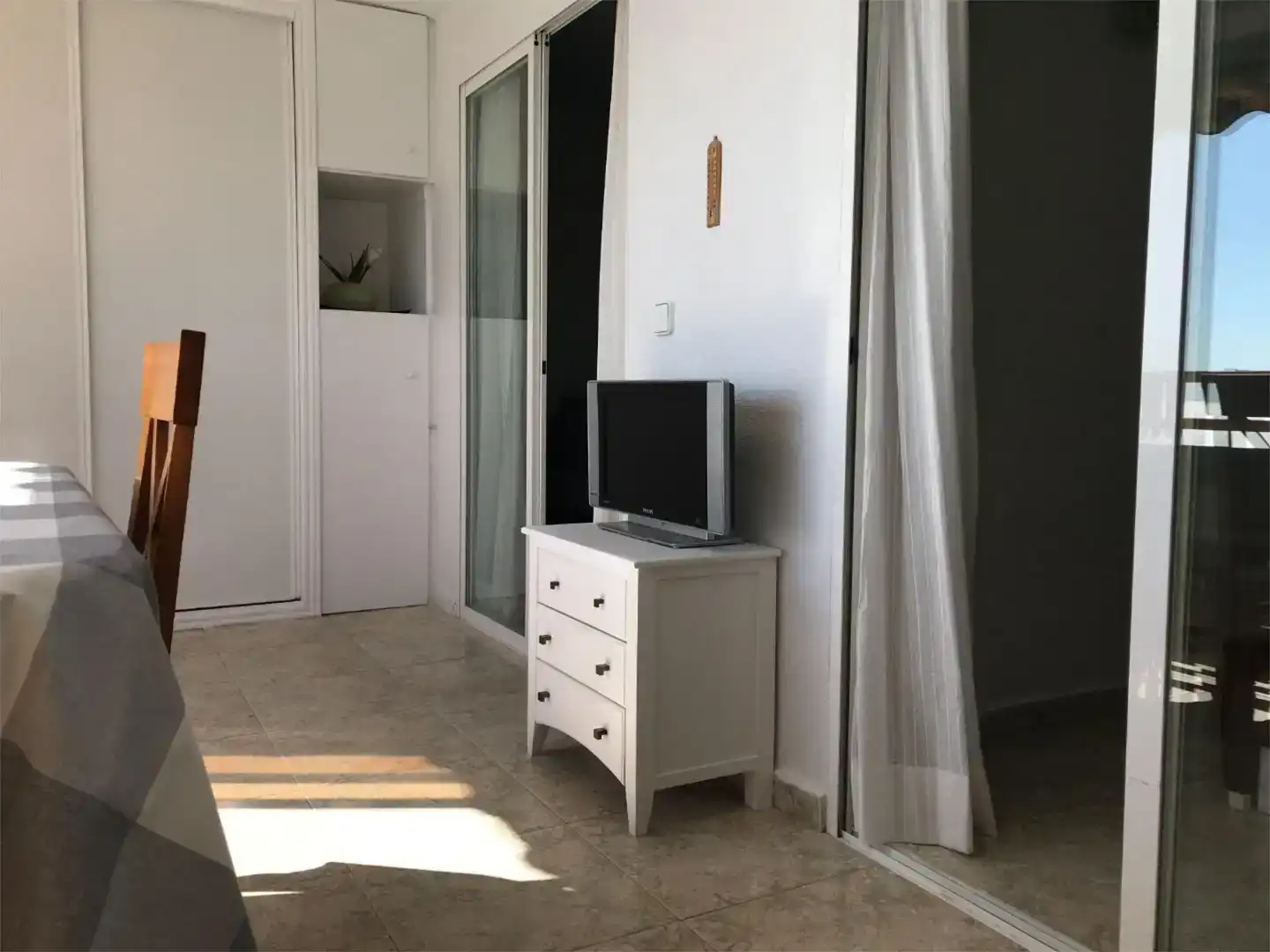 Schlafzimmer von Wohnung zur Miete in Benidorm mit Klimaanlage, Privatgarten und Schwimmbad