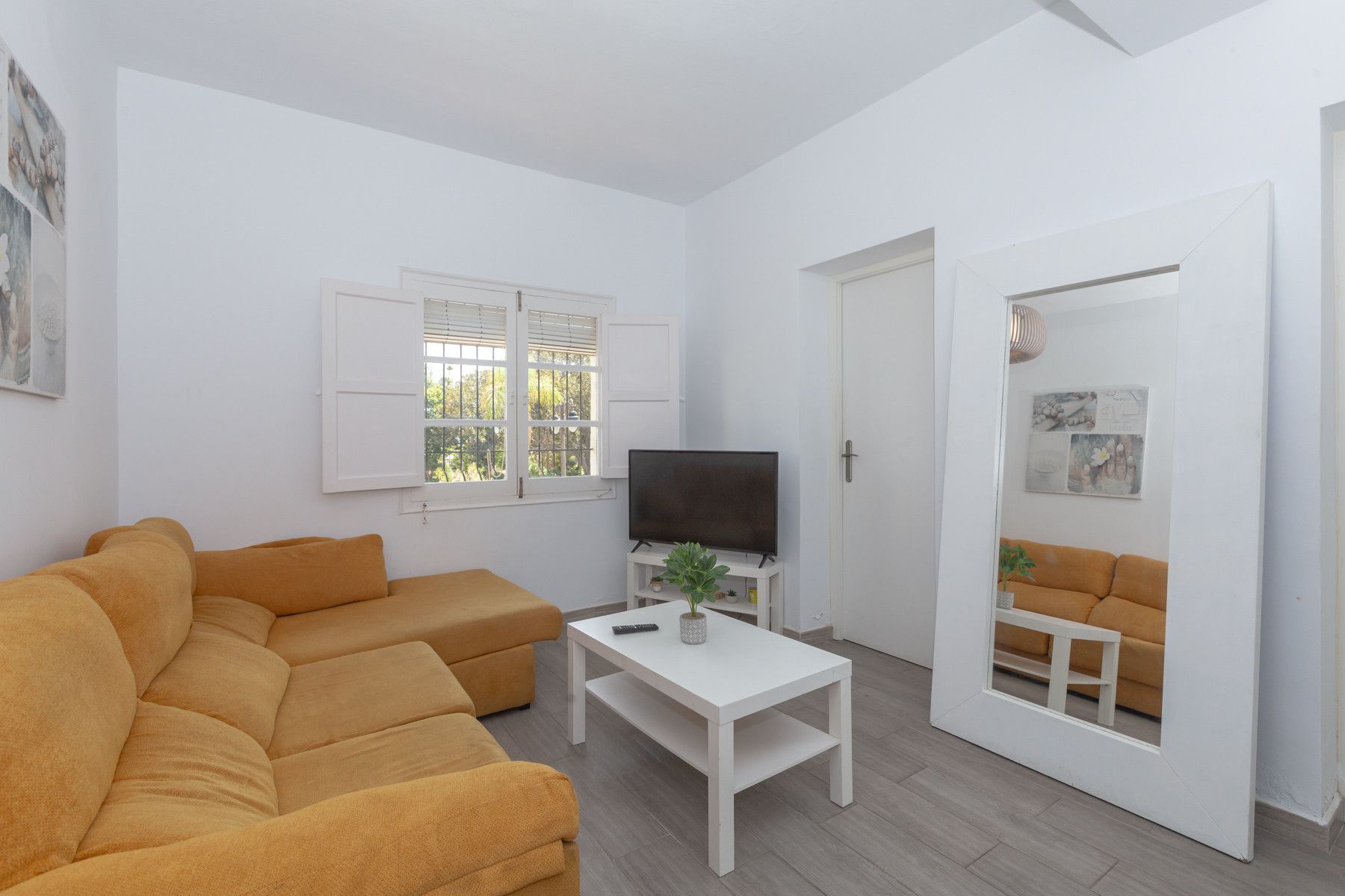 Living room of Planta baja for sale in Estepona