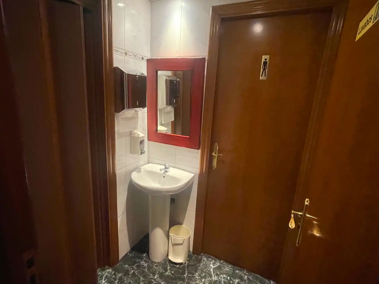 Baño de Local en traspaso en L'Hospitalet de Llobregat con Aire acondicionado, Calefacción y Amueblado