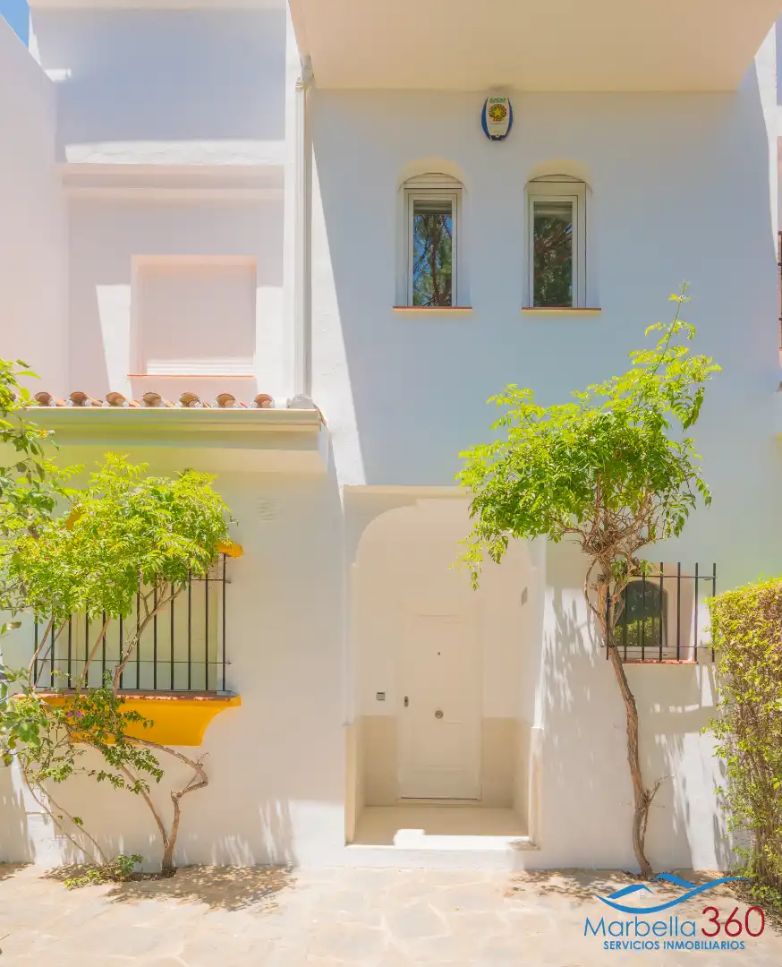 Vista exterior de Casa adosada en venda en Marbella amb Aire condicionat, Calefacció i Terrassa