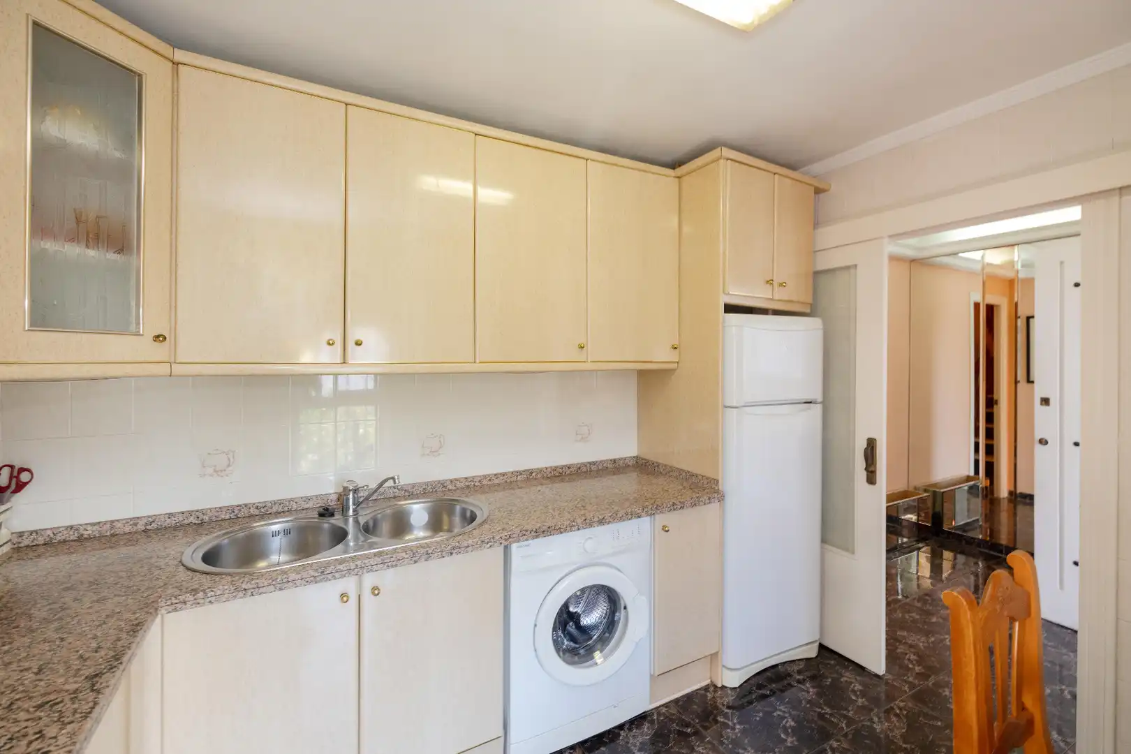 Cuina de Casa adosada en venda en Marbella amb Jardí privat, Terrassa i Traster