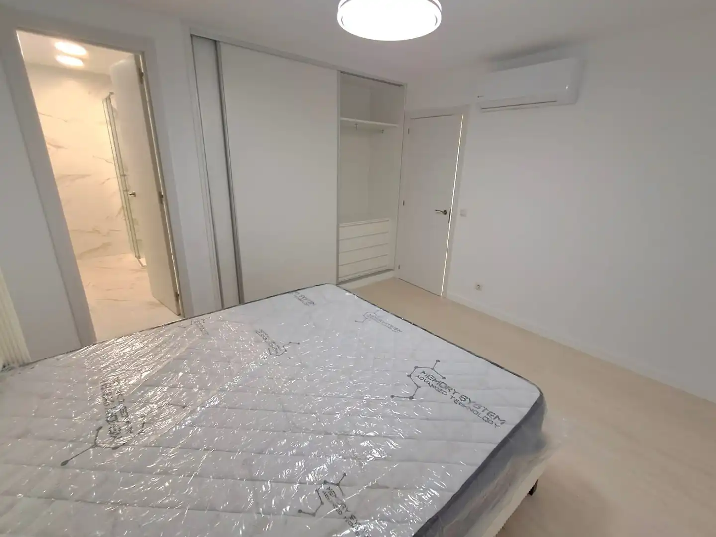 Habitación de Apartamento en venta en Benalmádena con Aire acondicionado, Calefacción y Jardín privado