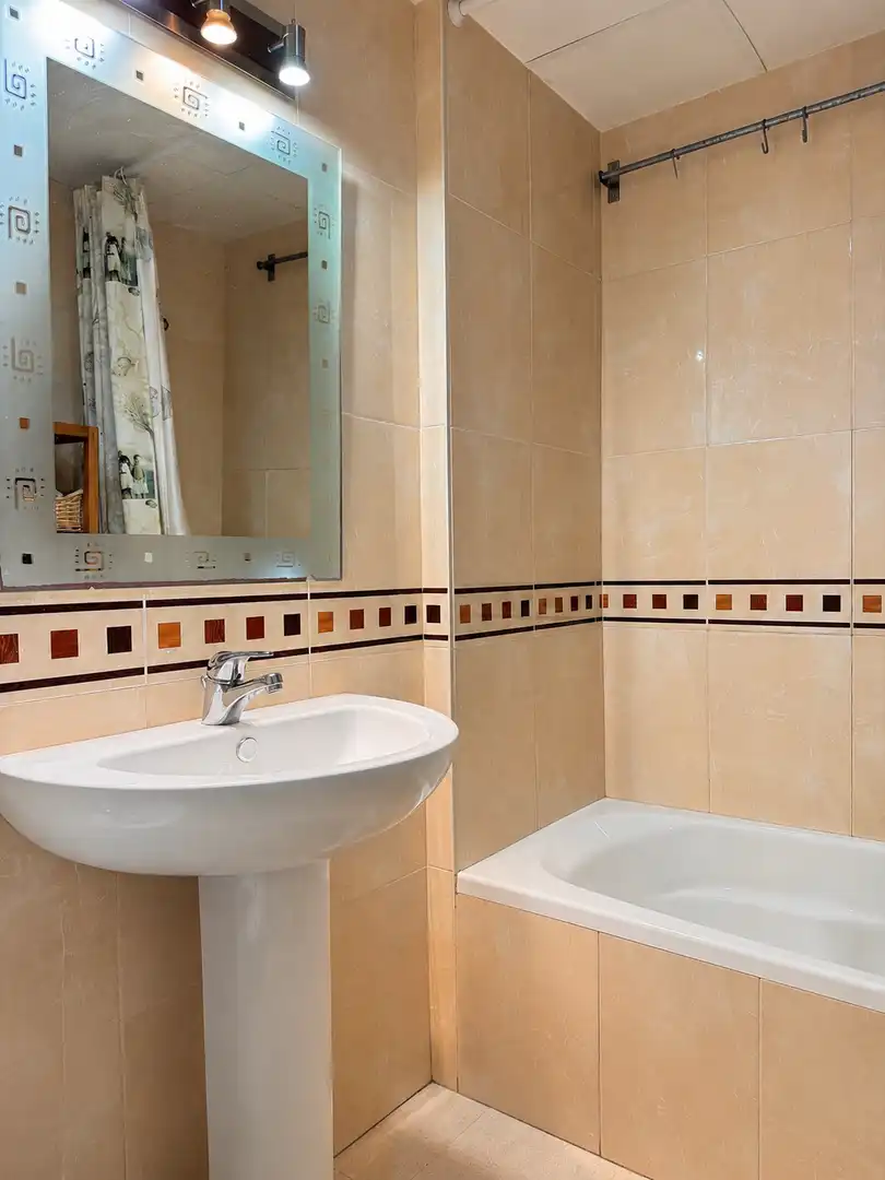 Bany de Apartament en venda en Roquetas de Mar amb Aire condicionat, Terrassa i Moblat