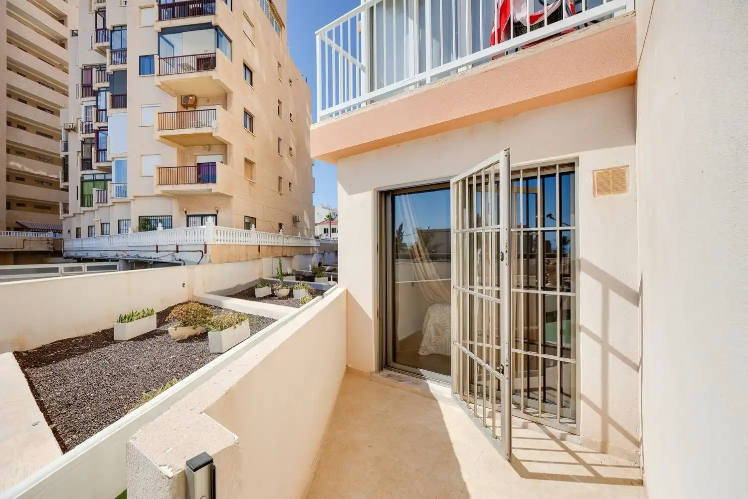 Terraza de Apartamento de alquiler en Torrevieja con Amueblado, Lavadora y Microondas