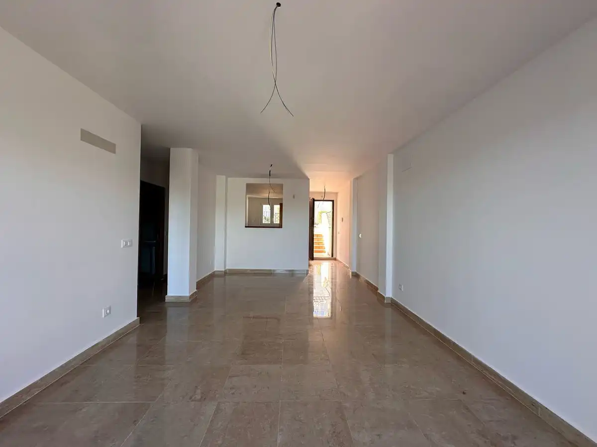 Menjador de Apartament en venda en Manilva amb Terrassa i Piscina comunitària