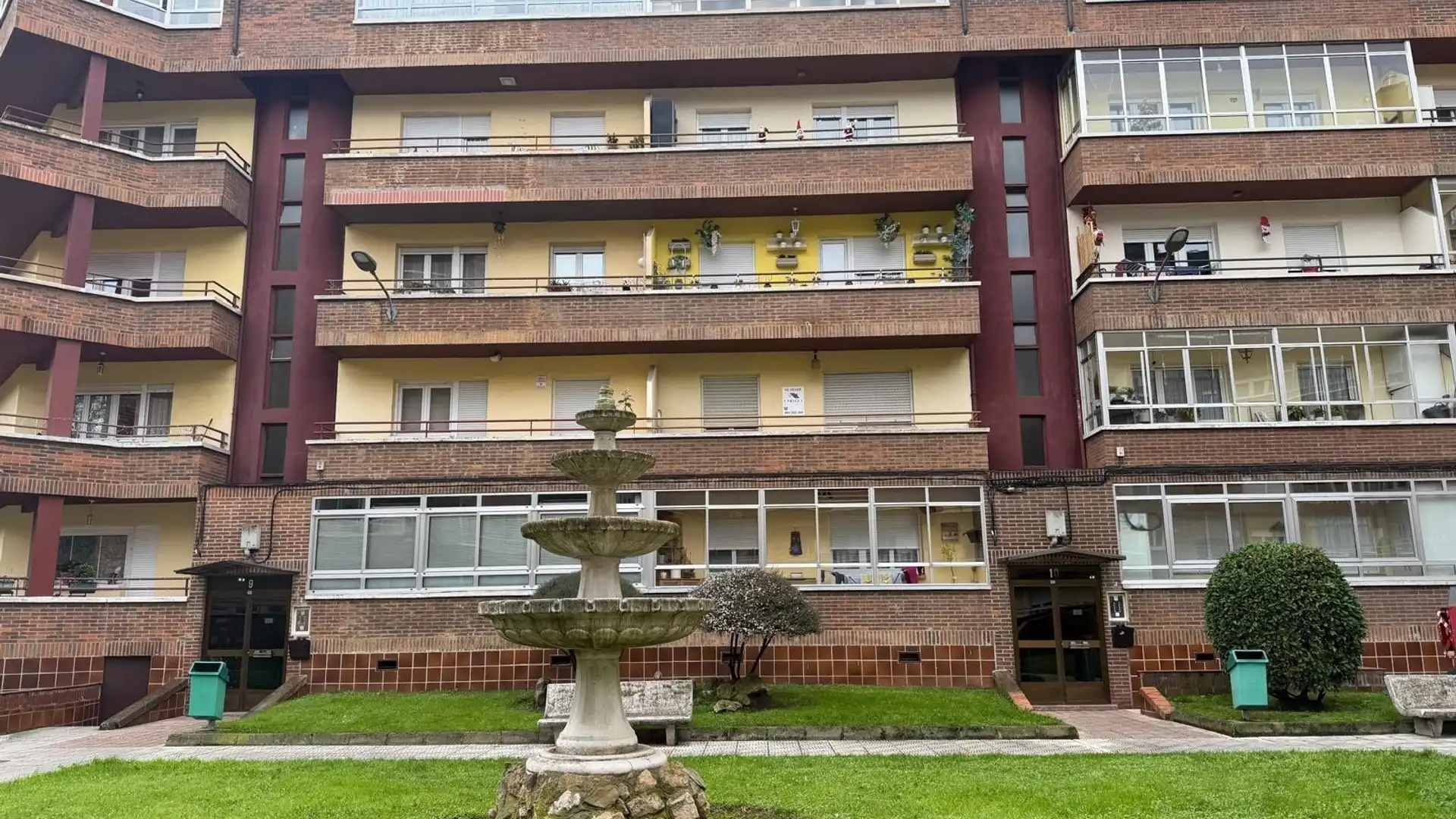 Vista exterior de Piso en venta en Oviedo  con Jardín privado, Terraza y Balcón