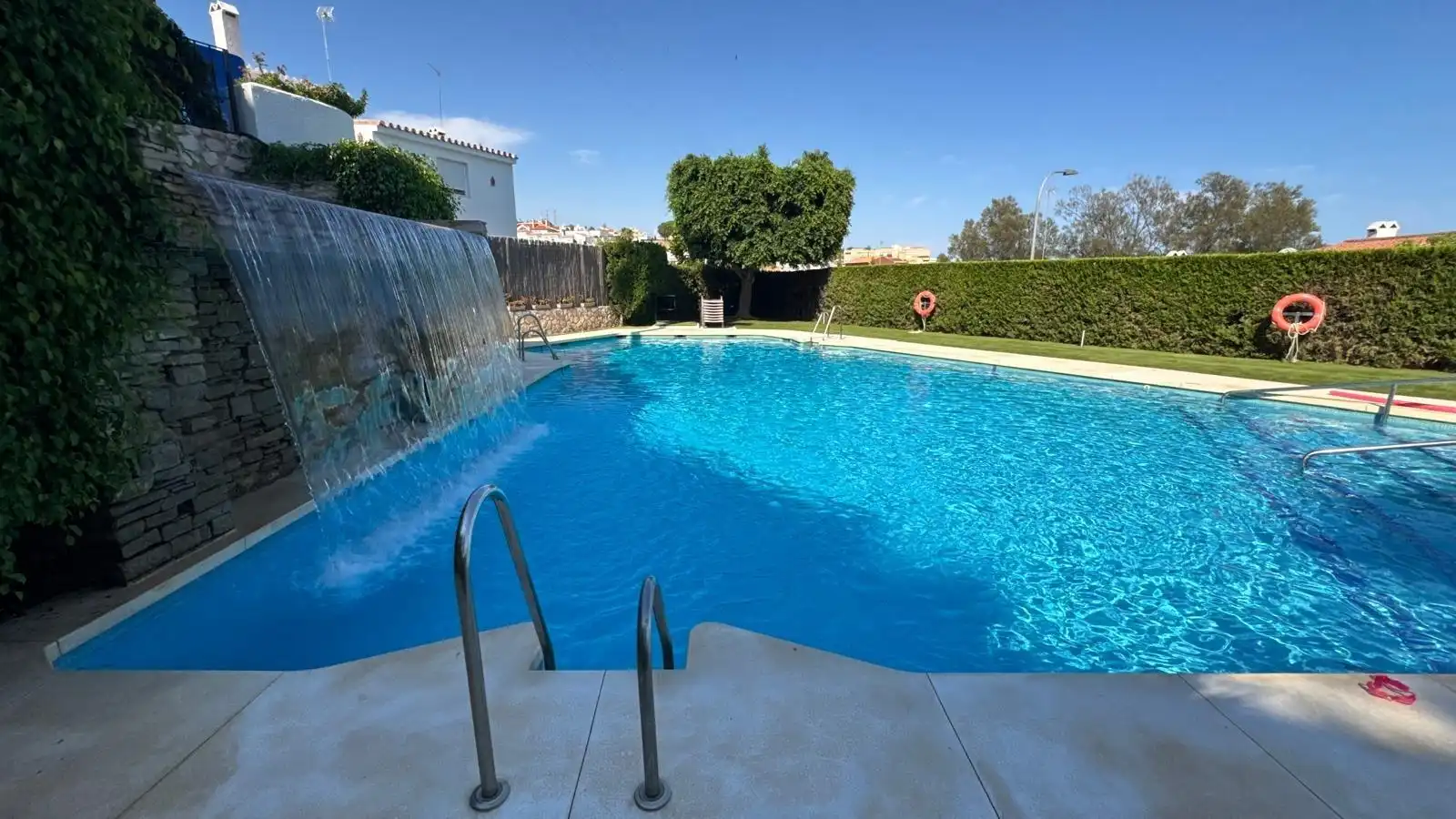 Piscina de Casa adosada en venda en Rincón de la Victoria amb Aire condicionat, Terrassa i Traster