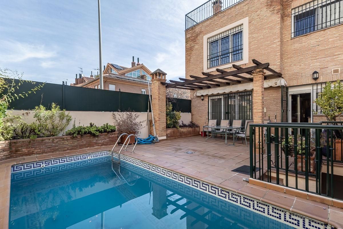Swimming pool of Single-family semi-detached for sale in  Granada Capital  with Private garden, Terrace and Swimming Pool